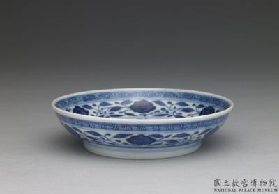 图片[2]-Dish with Indian lotus scrolls in underglaze blue, Qing dynasty, Qianlong reign (1736-1795)-China Archive